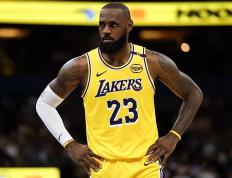 詹姆斯绝杀时刻，连续三场30+点燃赛场，湖人迎来胜利！